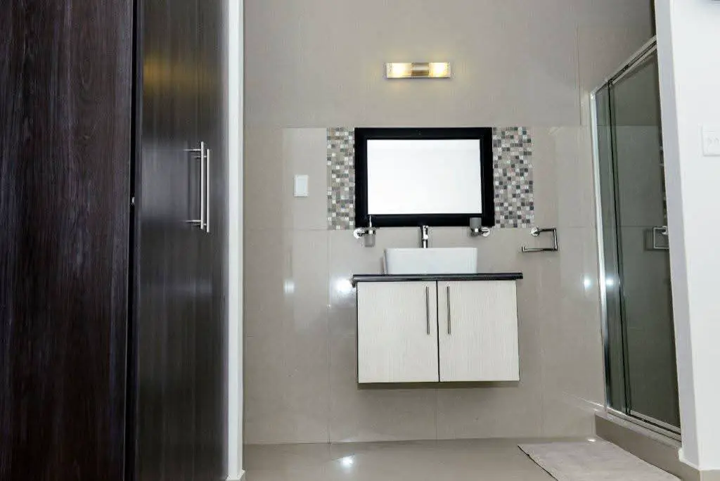 Rooms: An en-suite bathroom