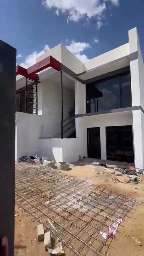 Up close: Upper floor with balcony