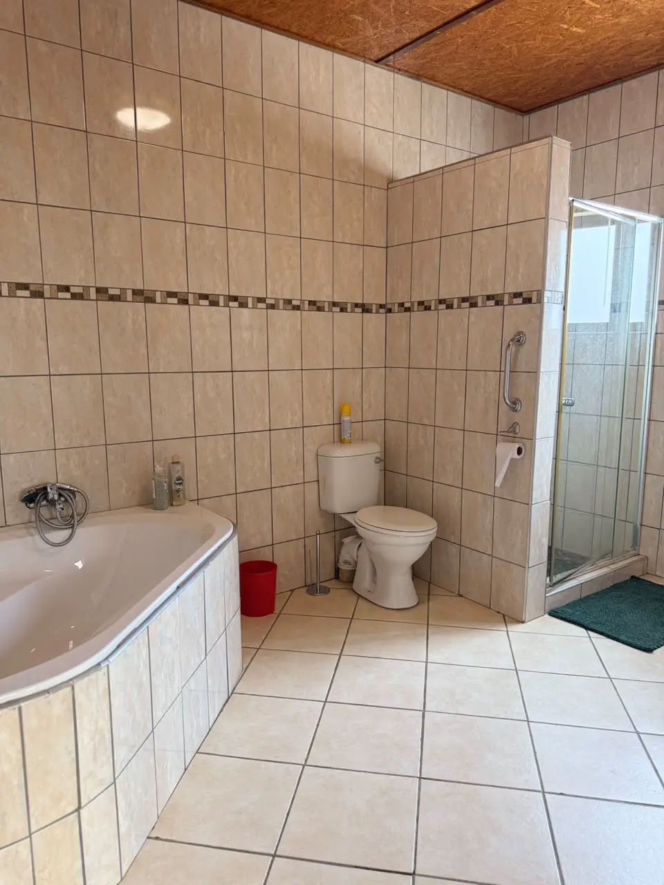 Bathrooms: Full en-suite bathroom