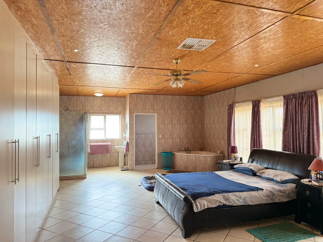Bedrooms: Main bedroom