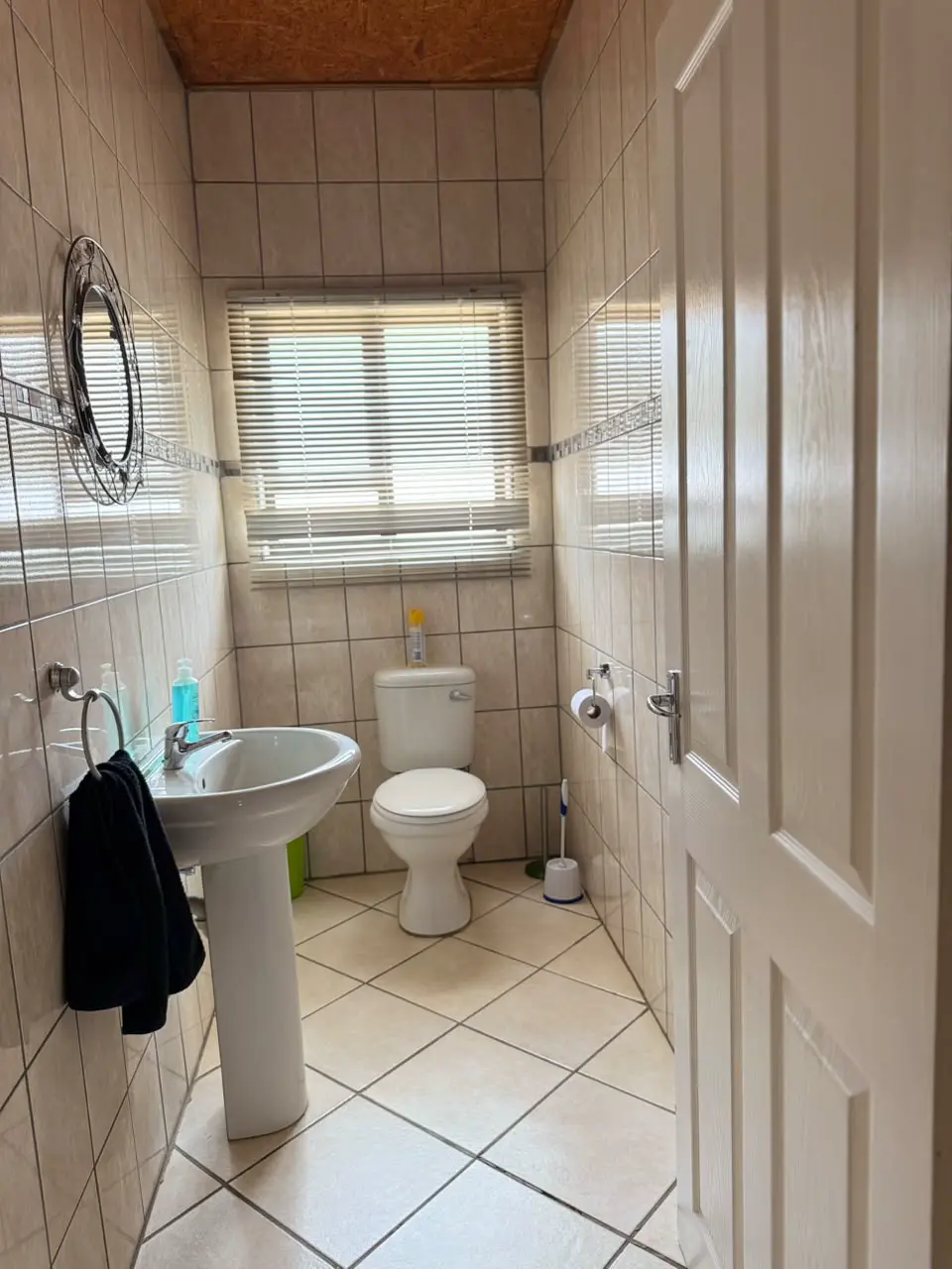 Bathrooms: Guest toilet
