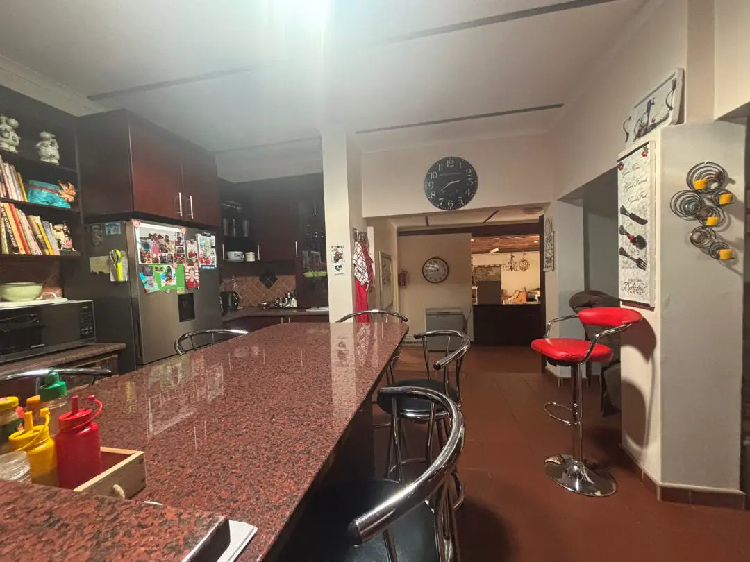 Kitchen: Breakfast counter