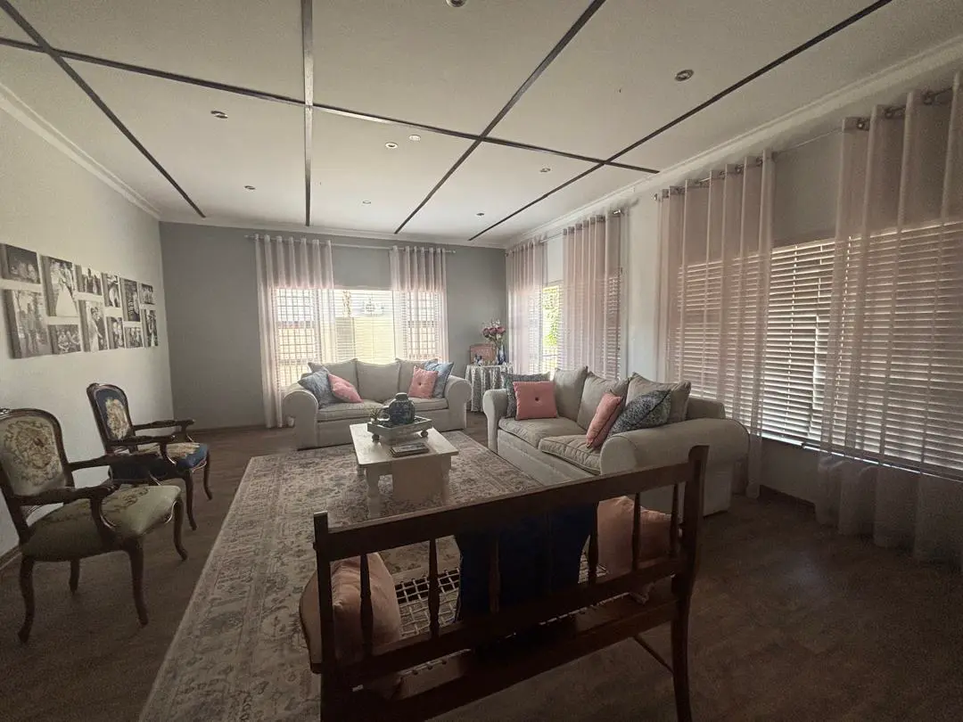 Sitting room: Light from both sides