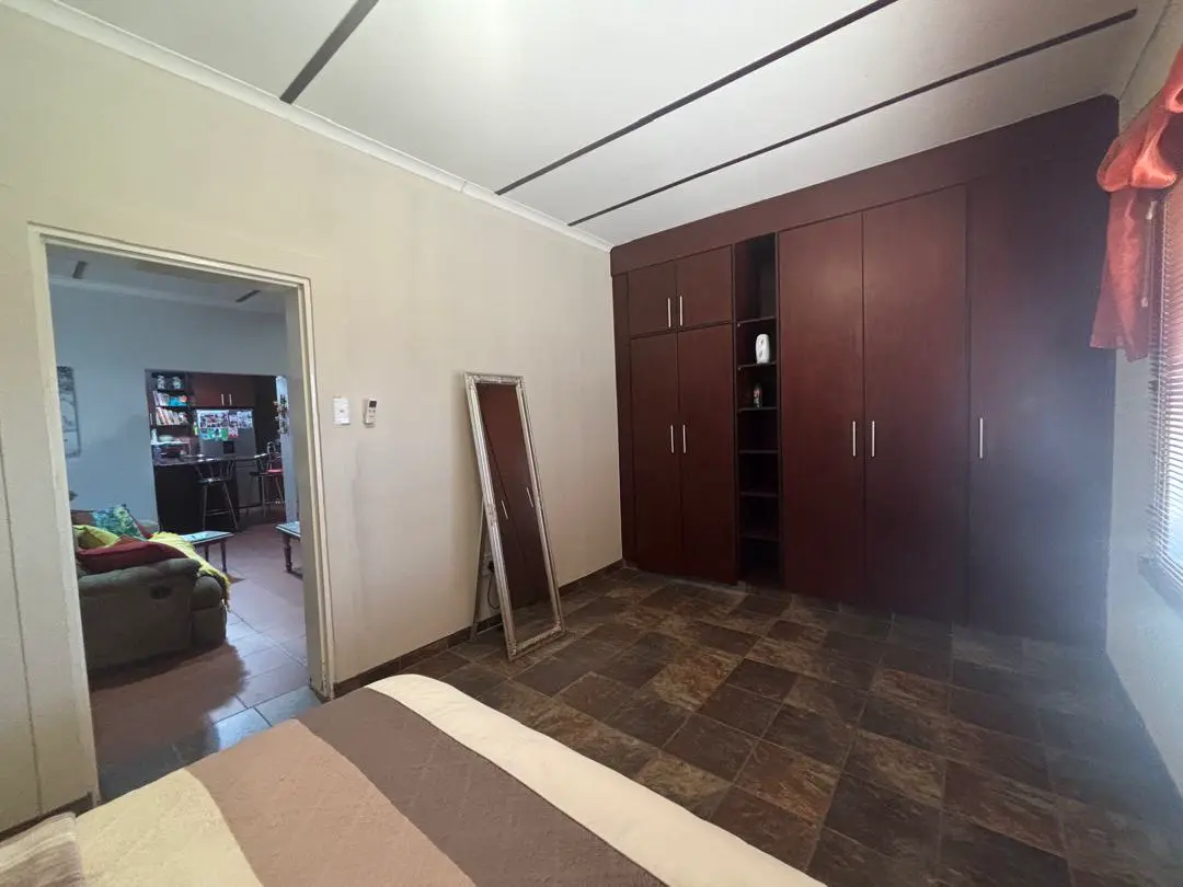 Bedrooms: Built-in cupboards